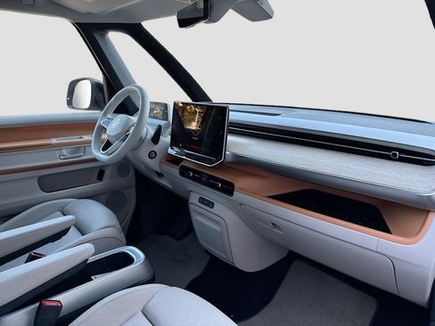 Used 2025 Volkswagen ID. Buzz 1st Edition image 32