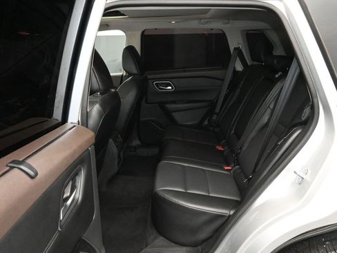 Used 2021 Nissan Rogue SV w/ Premium Package image 16