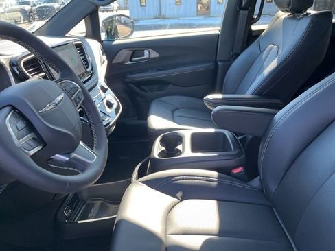 New 2026 Chrysler Pacifica Select image 8