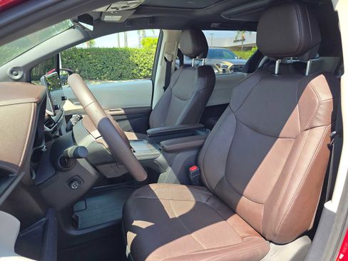 Certified 2024 Toyota Sienna Platinum FWD image 24