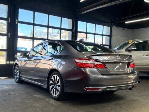 Used 2017 Honda Accord Touring image 4