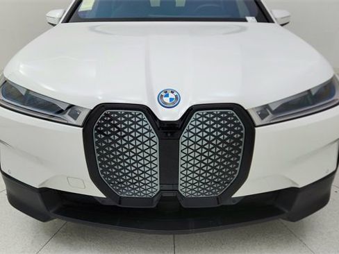 Used 2022 BMW iX xDrive50 w/ Premium Package image 8