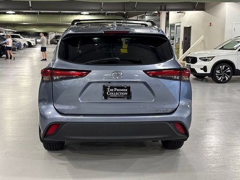 Used 2023 Toyota Highlander XLE AWD/4WD image 3