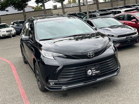 Used 2026 Toyota Sienna XLE Woodland Edition AWD/4WD image 5