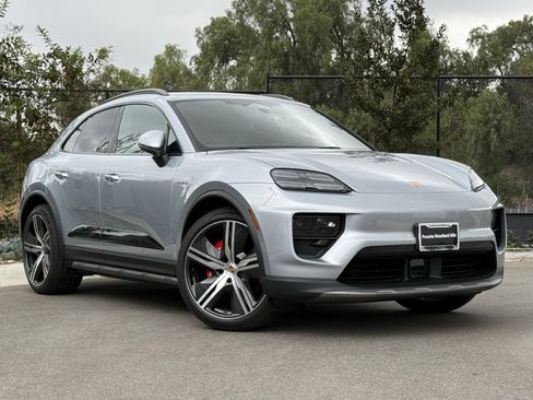 Used 2025 Porsche Macan 4S Electric image 9
