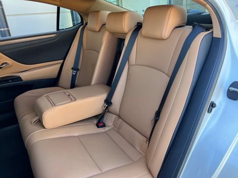 Used 2025 Lexus ES 300h w/ Premium Package FWD image 41