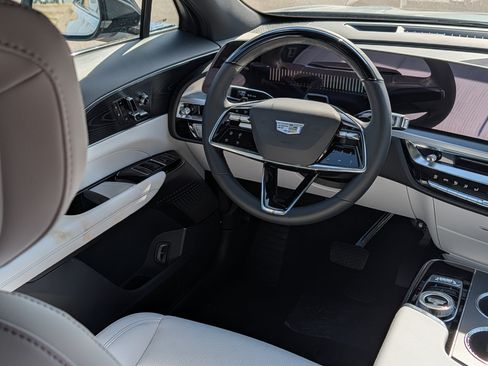 Used 2026 Cadillac Lyriq Luxury w/ LPO, Floor Liner Package AWD/4WD image 7