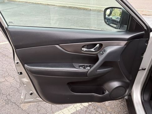 Used 2015 Nissan Rogue SV w/ SV Moonroof Package AWD/4WD image 11