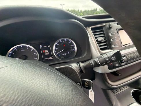 Used 2019 Toyota Highlander LE AWD/4WD image 30