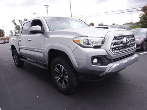 Used 2017 Toyota Tacoma TRD Sport image 7