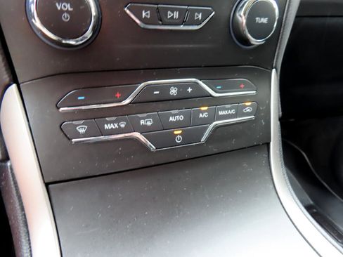 Used 2019 Ford Edge SEL image 28