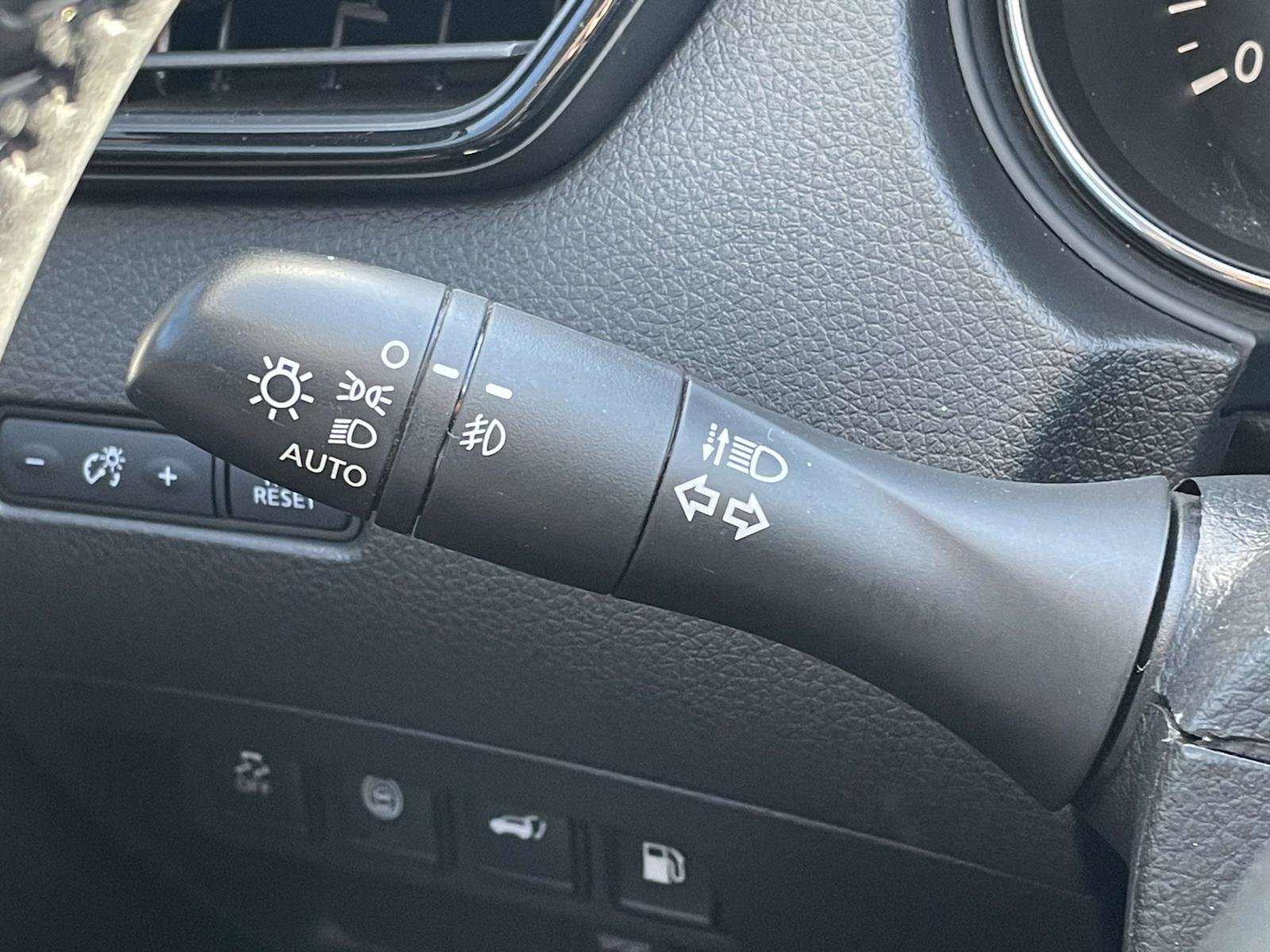 Used 2020 Nissan Rogue SV FWD image 11