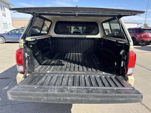 Used 2017 Toyota Tacoma TRD Sport image 17