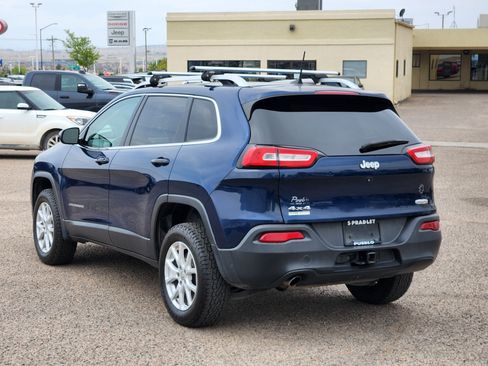 Used 2018 Jeep Cherokee Latitude Plus w/ Trailer Tow Group AWD/4WD image 3