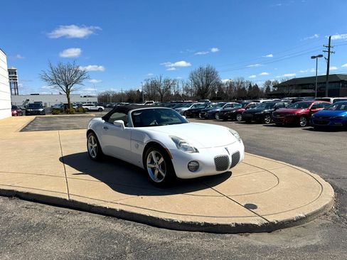 Used 2009 Pontiac Solstice Convertible w/ Premium Package image 3