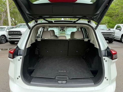 Used 2025 Nissan Rogue SV image 8