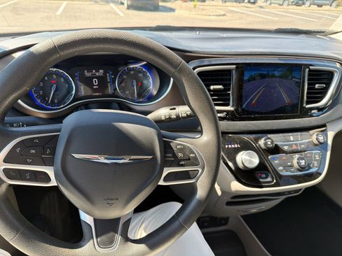 Used 2017 Chrysler Pacifica Touring FWD image 11