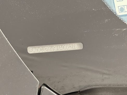 Used 2017 Jaguar F-PACE Premium image 39