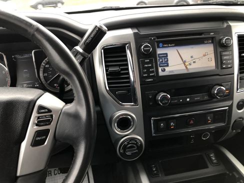 Used 2018 Nissan Titan SV w/ SV Convenience Package image 18