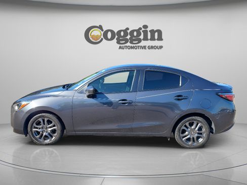 Used 2019 Toyota Yaris XLE image 3