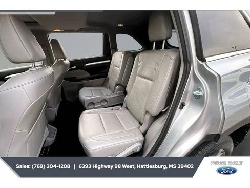 Used 2018 Toyota Highlander XLE FWD image 19