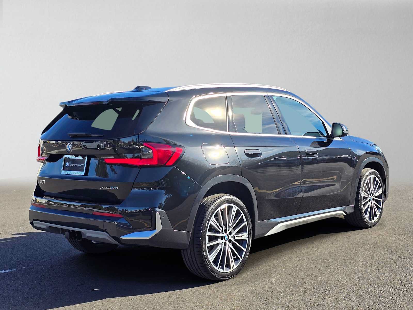 Used 2026 BMW X1 xDrive28i w/ Technology Package AWD/4WD image 3