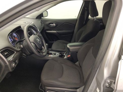 Used 2019 Jeep Cherokee Latitude w/ Popular Appearance Group FWD image 17