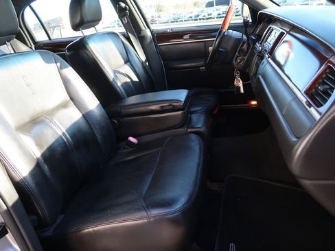 Used 2010 Lincoln Town Car Signature Limited image 9