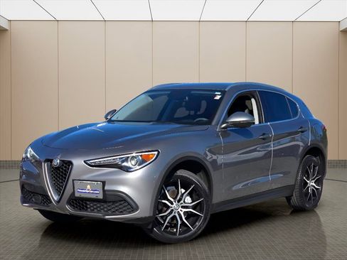 Used 2018 Alfa Romeo Stelvio AWD image 2