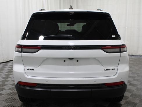 Used 2024 Jeep Grand Cherokee Limited w/ Luxury Tech Group II image 35