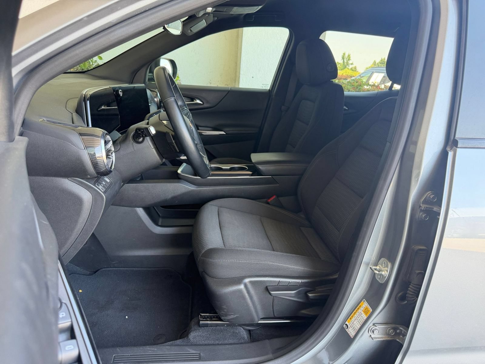 Used 2025 Chevrolet Equinox LT FWD image 36