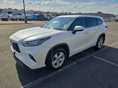 Used 2020 Toyota Highlander LE image 1
