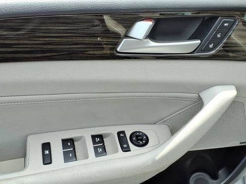 Used 2016 Hyundai Sonata Limited w/ Option Group 05 FWD image 12