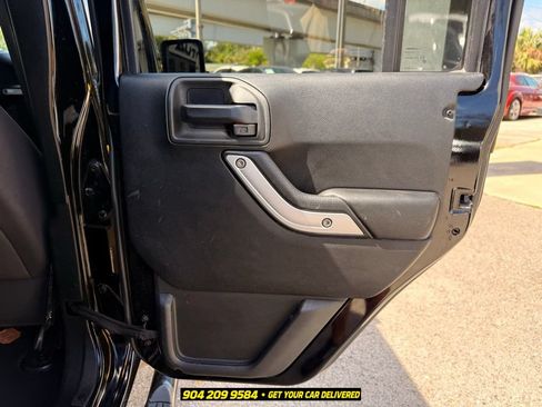 Used 2017 Jeep Wrangler Unlimited Rubicon w/ Connectivity Group AWD/4WD image 27