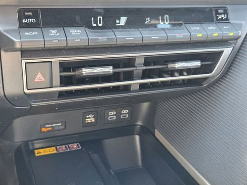 Used 2025 Toyota Camry SE image 19