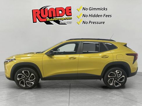 Used 2024 Chevrolet Trax RS w/ Sunroof Package FWD image 2
