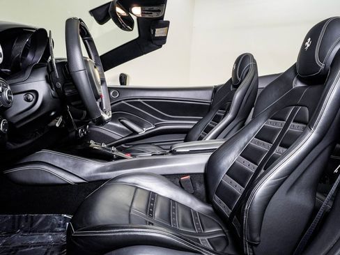 Used 2015 Ferrari California T image 22