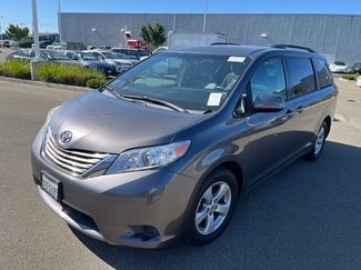 Used 2017 Toyota Sienna LE FWD video 1