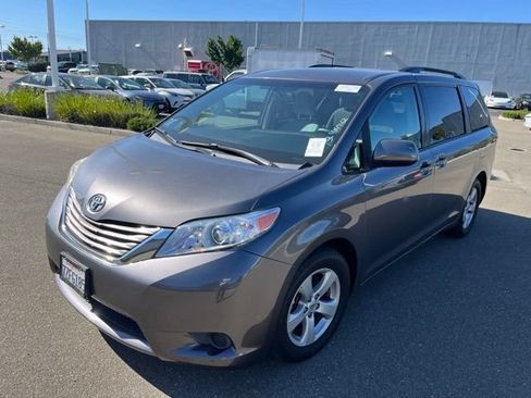 Used 2017 Toyota Sienna LE FWD image 1