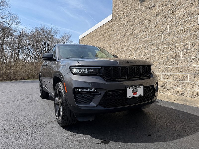 Used 2024 Jeep Grand Cherokee Limited w/ Black Appearance Package AWD/4WD image 1
