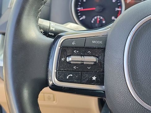 Used 2024 Kia Carnival LX image 30