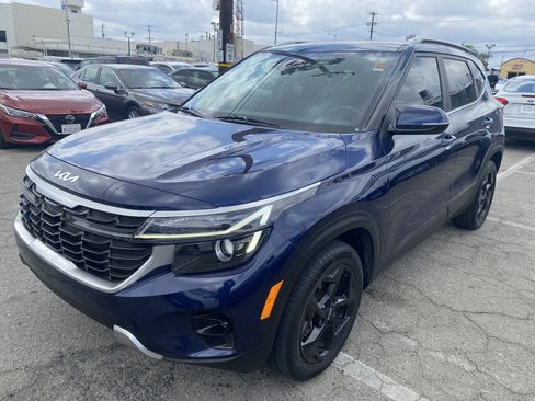 Used 2024 Kia Seltos EX FWD image 2