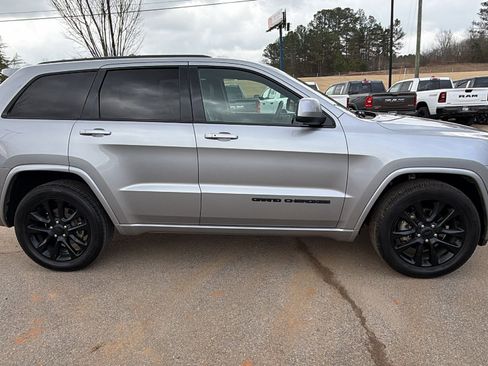 Used 2020 Jeep Grand Cherokee Altitude image 7