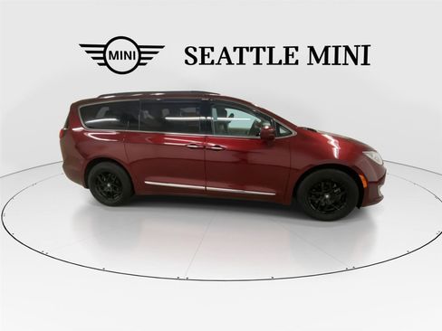 Used 2017 Chrysler Pacifica Touring-L FWD image 12