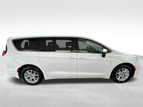 Used 2023 Chrysler Pacifica Touring-L FWD image 4
