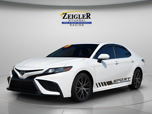 Used 2023 Toyota Camry SE w/ Cold Weather Package FWD image 3