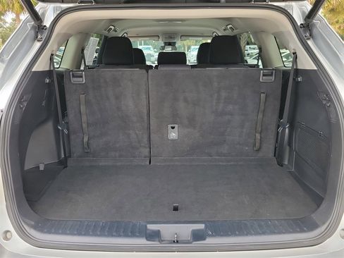 Used 2023 Toyota Highlander LE image 8