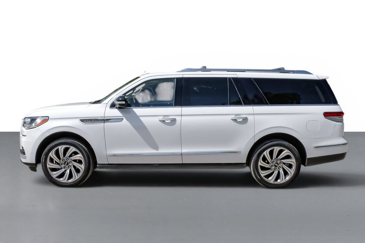 Used 2023 Lincoln Navigator L Reserve AWD/4WD image 9