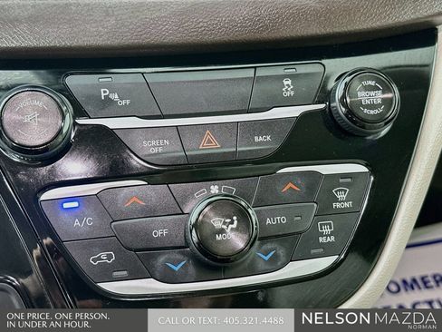 Used 2017 Chrysler Pacifica Touring-L FWD image 17