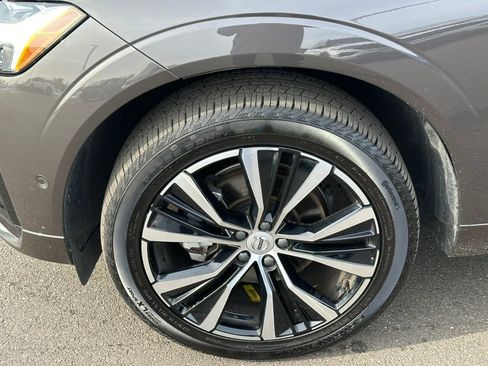 Used 2025 Volvo XC60 B5 Plus image 12